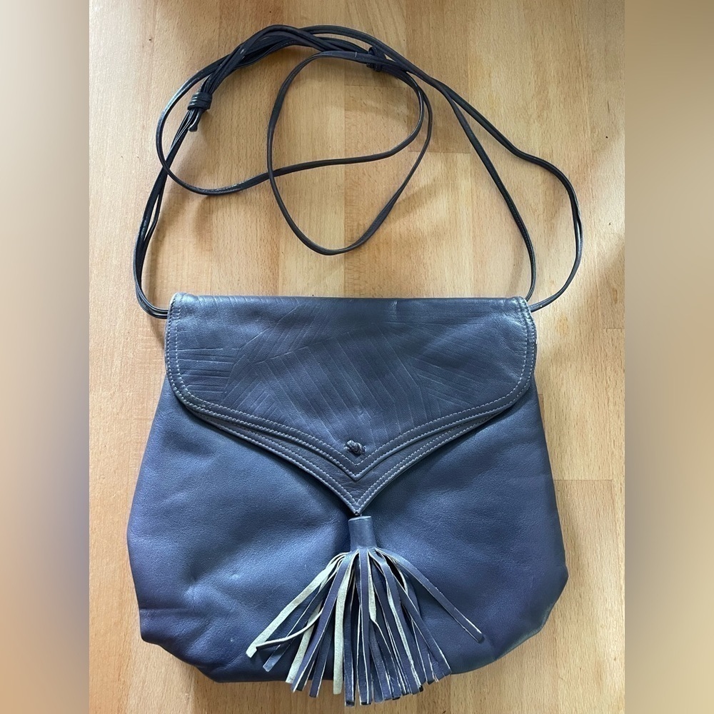 EUC Vintage Susan Gail genuine leather crossbody with adjustable strap & tassel